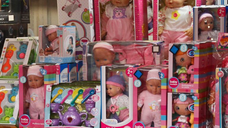 Impuesto rosa: Sernac evidencia diferencias de hasta un 75% entre productos para niños y niñas