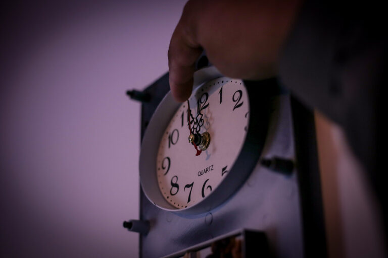 ¿Se adelanta o atrasa? El chascarro del Gobierno en Twitter tras el anuncio del cambio de hora