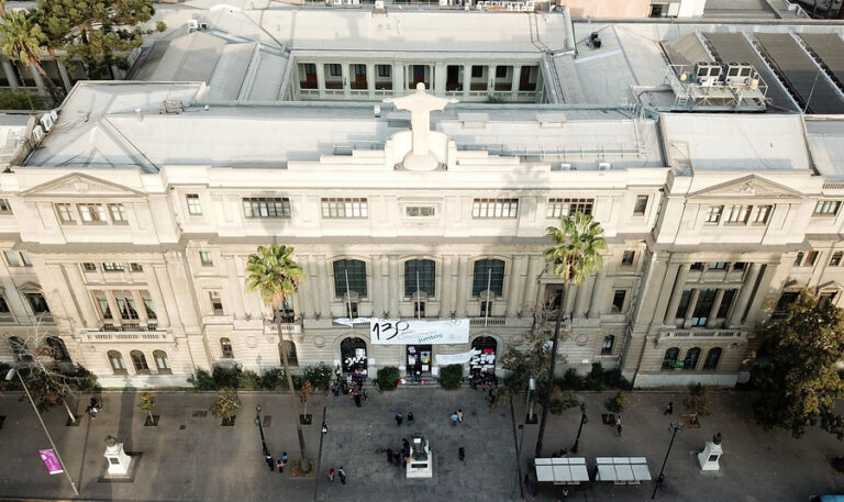 Feuc denuncia prohibición de propaganda en la PUC pre plebiscito: 