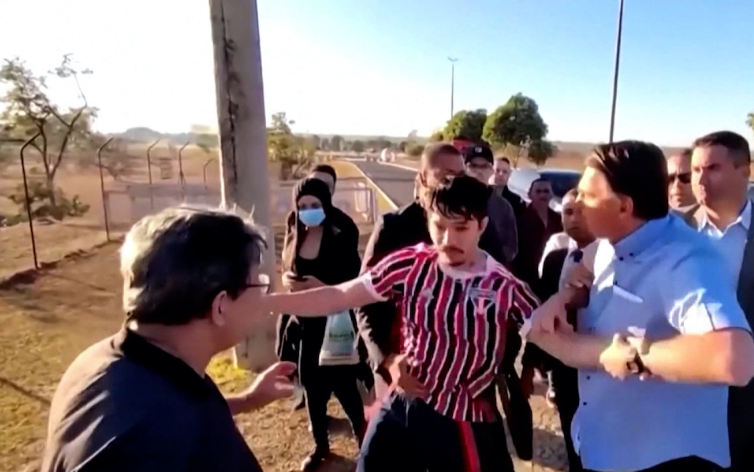 Brasil: Jair Bolsonaro intentó quitarle el celular a un youtuber que se burlaba de él