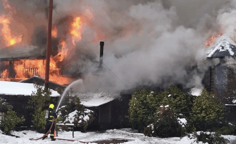 Registran violento incendio en Hotel Marina del Fuy en Panguipulli
