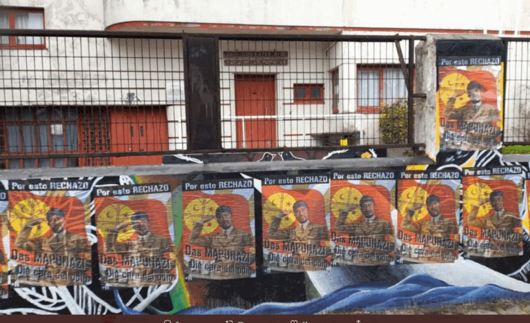 Vandalizan monumentos de DD.HH. con propaganda del Rechazo que mostraba a Llaitul vestido de nazi