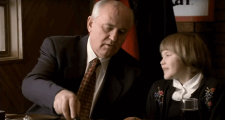 El comercial que protagonizó Gorbachov para Pizza Hut en 1998 y daba cuenta de la apertura de Rusia al exterior