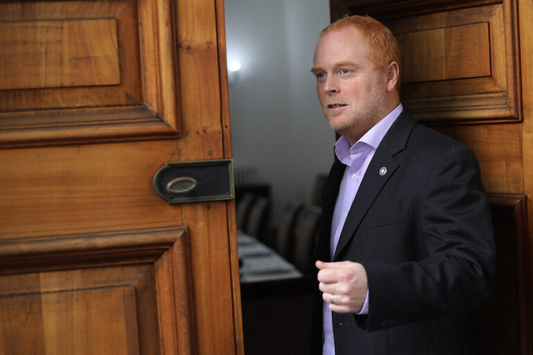 Critican a Rojo Edwards por dichos sobre propuesta constitucional y Llaitul: 