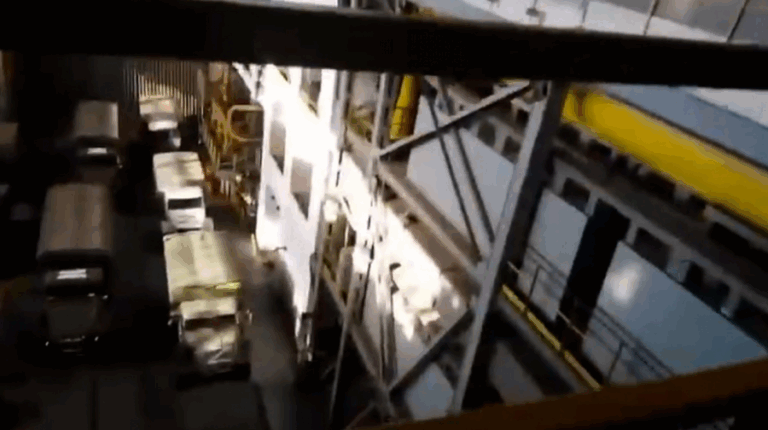 Video revela que vehículos rusos están en la sala de turbinas de la planta nuclear de Ucrania