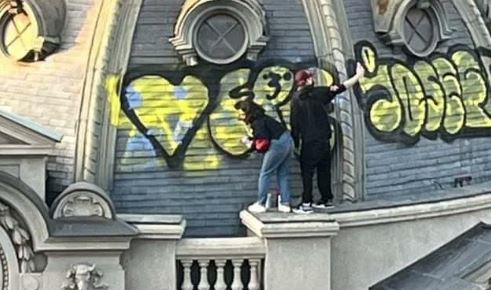 Sujetos vandalizan cúpula del Museo Nacional de Bellas Artes con grafitis