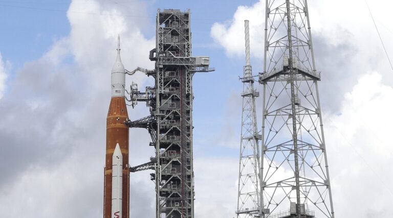 Aplazan el lanzamiento de Artemis I por problemas con un motor