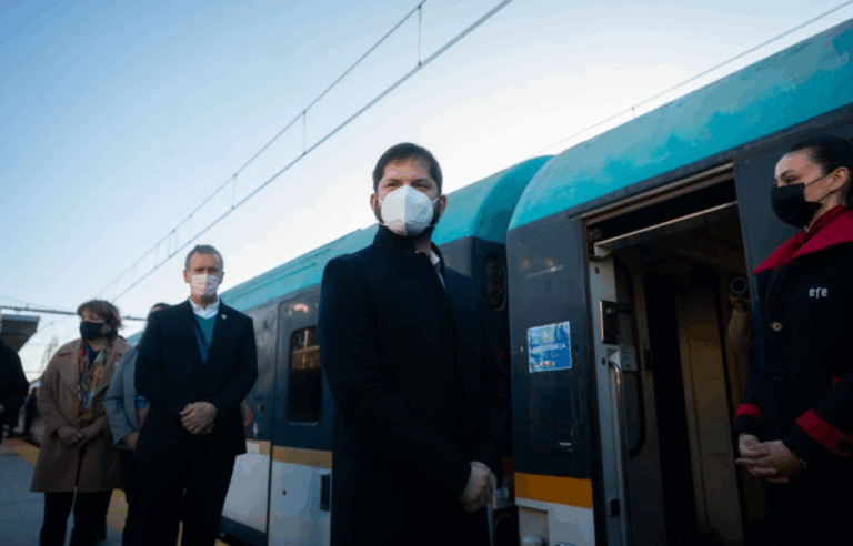 Presidente Boric inicia su gira en tren por las regiones de O'Higgins, Maule y Ñuble