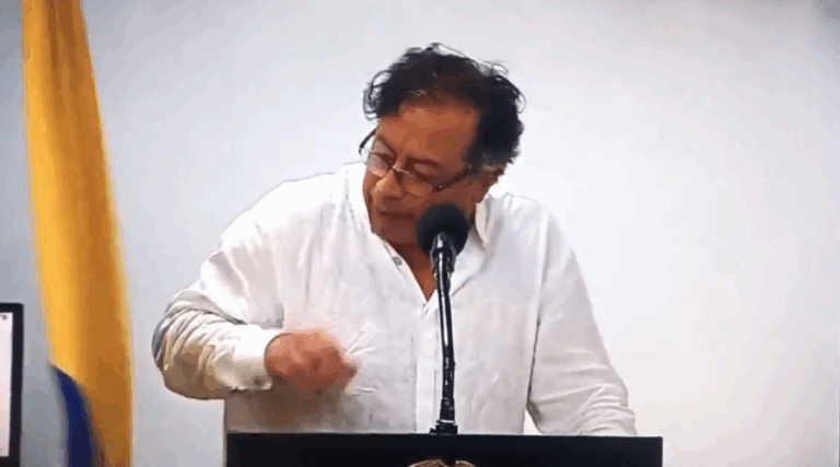 Bandera golpeó en la cabeza a Gustavo Petro tras desmayo de una persona