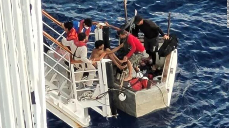 Video registró cómo un crucero rescató a migrantes cubanos varados en el mar