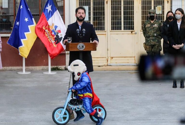 Niño bajo el cuidado de la familia Boric Font se robó la atención durante el discurso del presidente