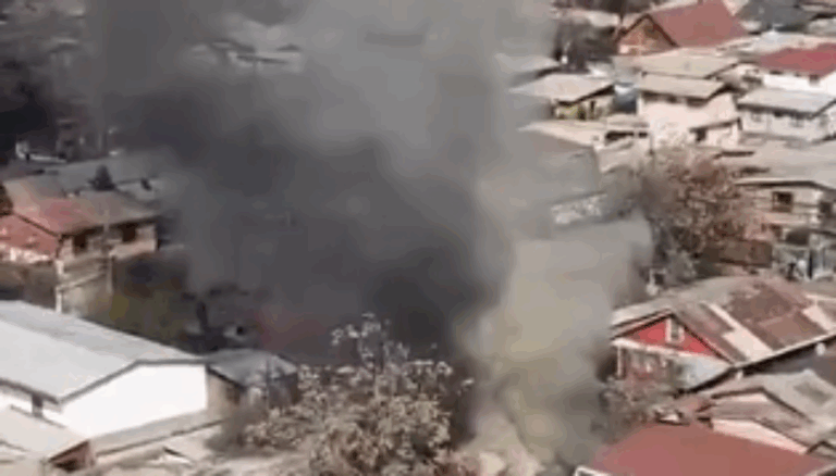 Voluntarios de Bomberos trabajan en incendio en La Florida