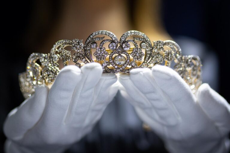 ¿Cómo es la línea de sucesión al trono de la reina Isabel II?