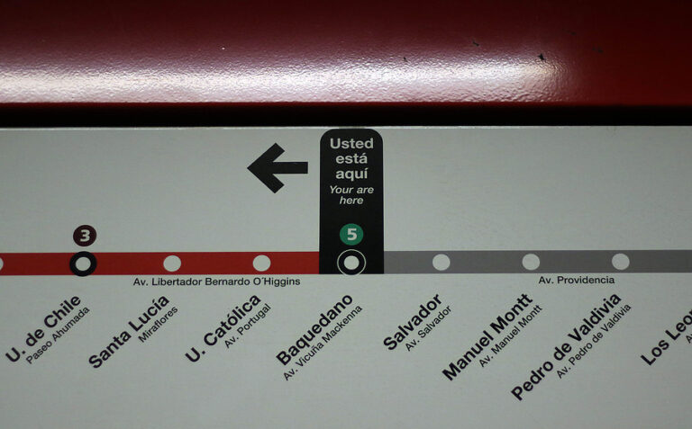 Nueva jornada de manifestaciones: Metro cerró la estación Baquedano por disturbios en el exterior