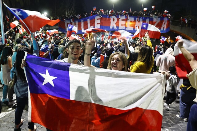Chile rechazó propuesta de nueva Constitución por amplia ventaja en plebiscito