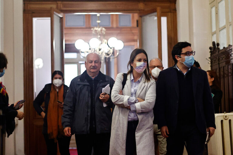 Paritario y 100% electo: Oficialismo presentó acuerdo para avanzar hacia un nuevo proceso constituyente