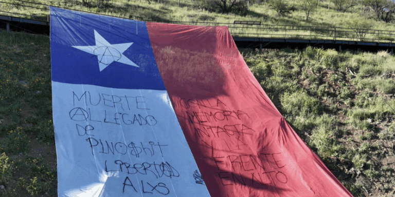 Alcaldesa de Las Condes denuncia que rayaron bandera de Chile en el Cerro Calán: 