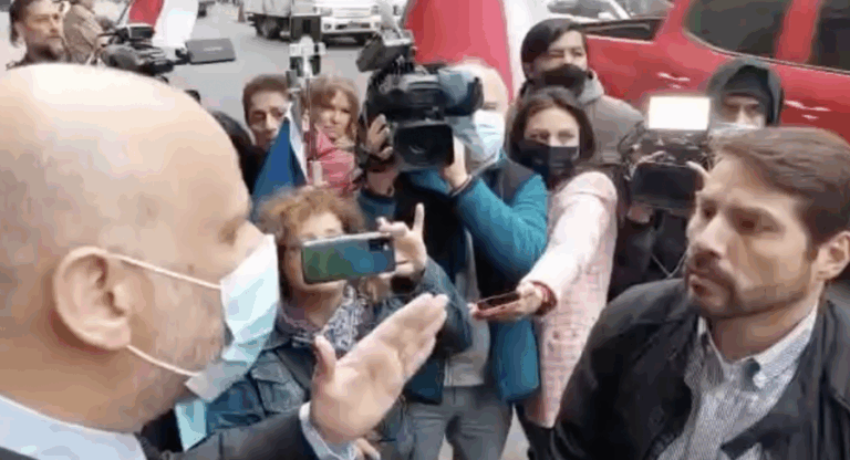 Elizalde salió del Congreso para conversar con 