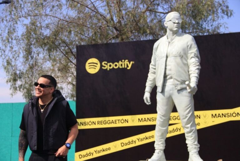 En la capital del reggaetón: Daddy Yankee fue a la inauguración de Spotify de su propia estatua en el Estadio Nacional