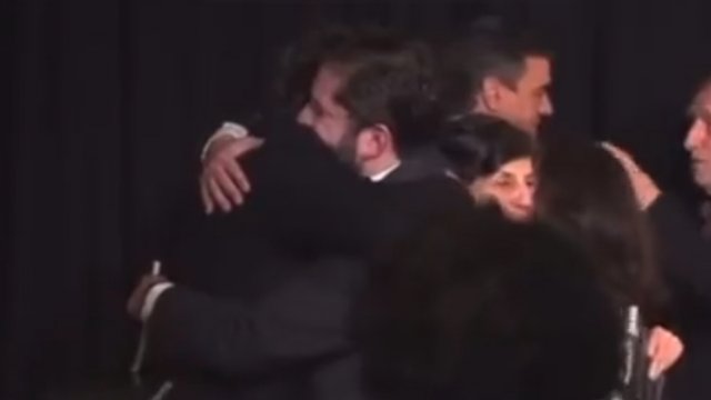 Entre abrazo y sonrisas: Así fue el encuentro entre el presidente Boric y Pedro Pascal