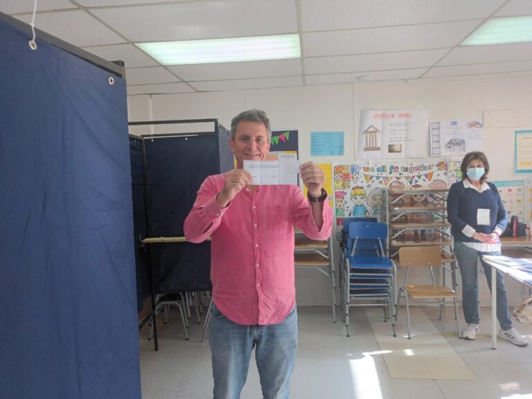 Diputado Gonzalo De La Carrera compartió foto de su voto marcado: 