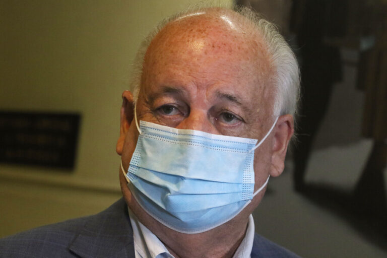 Guillermo Teillier es hospitalizado por complicaciones de salud