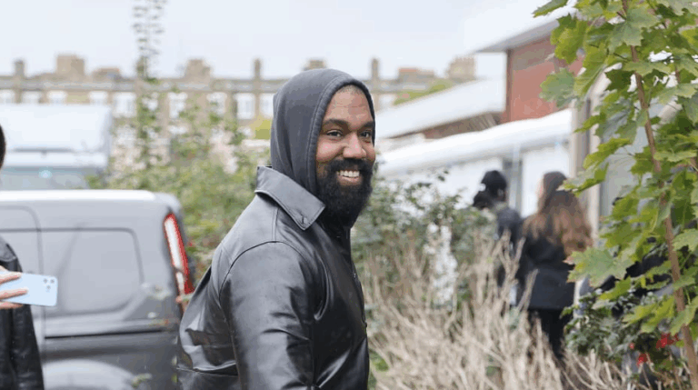 Look de la semana: Kanye West se arriesgó usando sandalias con calcetines