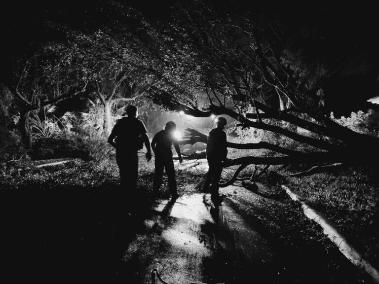 Ian se debilita a tormenta tropical, pero el peligro continúa y las misiones de rescate son retrasadas