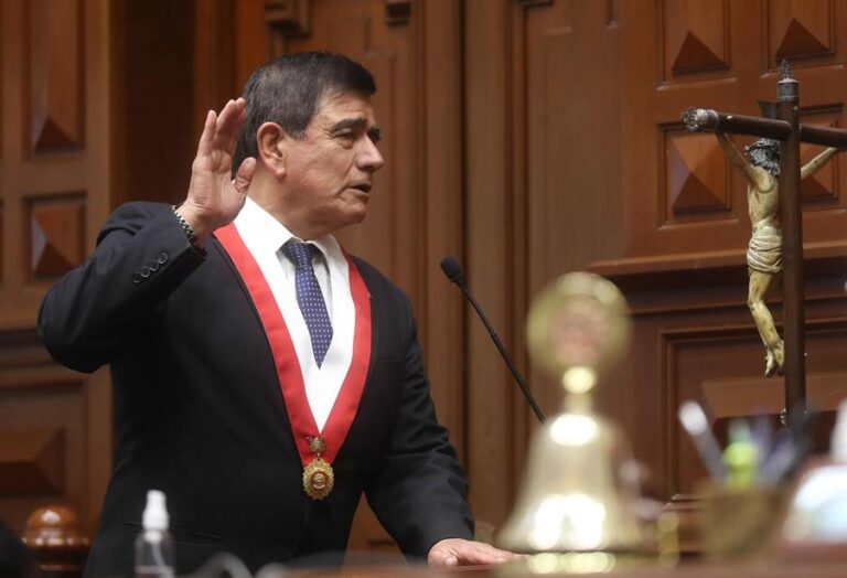 Perú: Ex comandante de las FF.AA. es elegido presidente del Congreso