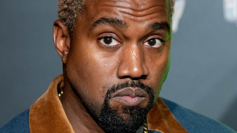 Skechers escolta a Kanye West fuera del edificio de la compañía: 