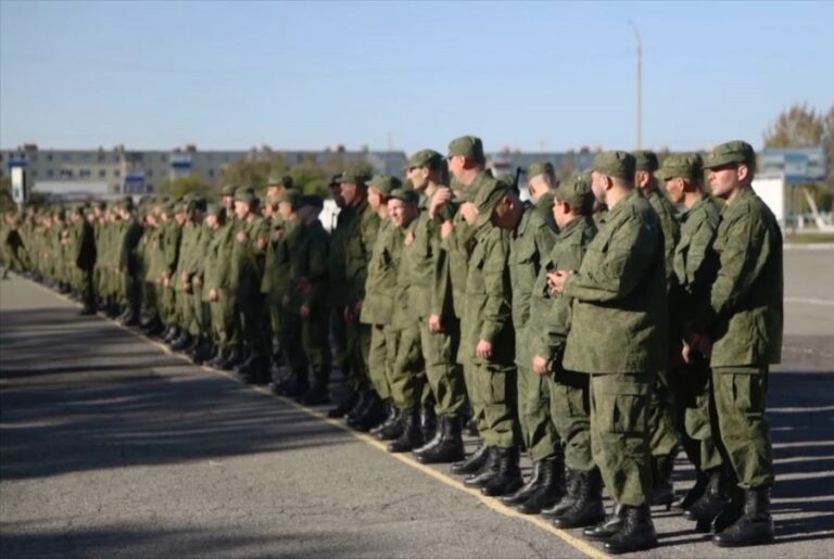 Entre protestas y un éxodo: La movilización de Putin comienza de forma caótica en Rusia