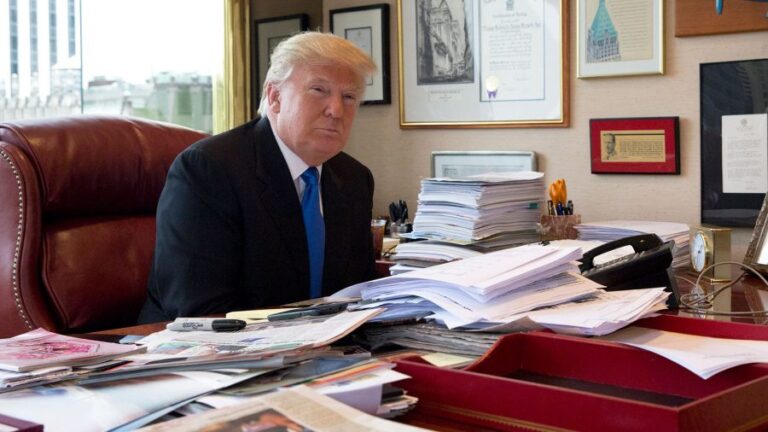 Revelan que Trump recibió una caja con lingotes de oro como pago