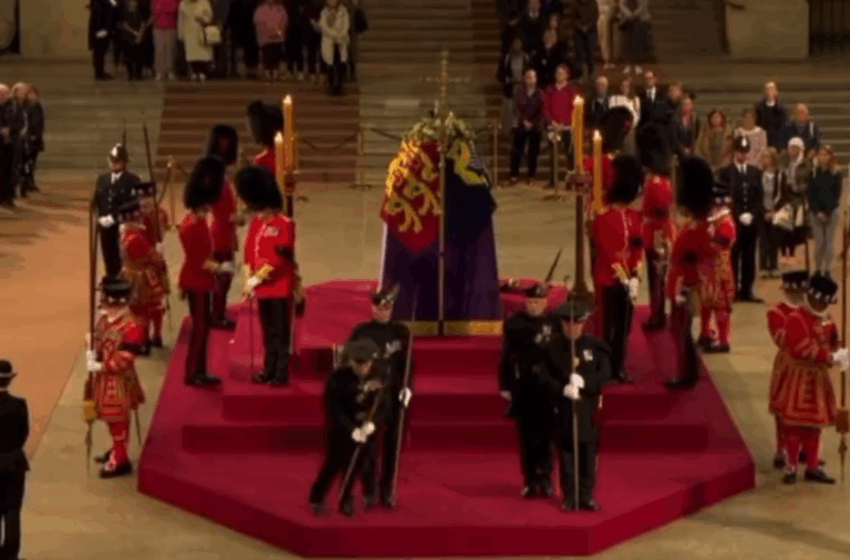El momento en que un guardia se desmayó mientras custodiaba el féretro de la reina Isabel II