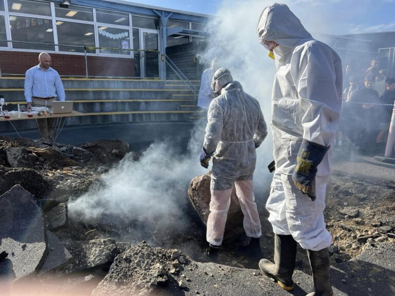 Colegio australiano simula el impacto de un meteorito en su estacionamiento para promover la ciencia