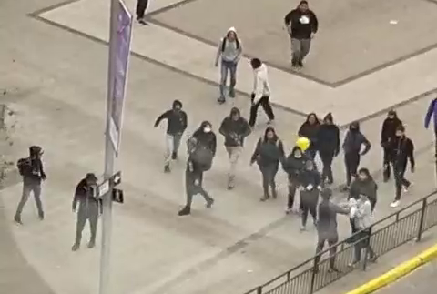 Así fue el momento en que le pegaron a Simón Boric