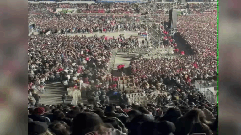 Caos, estampidas y descontrol: 4 mil personas ingresaron a la fuerza al primer concierto de Daddy Yankee