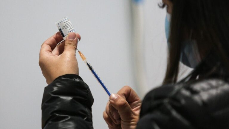 Minsal anuncia inicio de vacunación contra la viruela del mono: Revisa a quiénes les corresponde