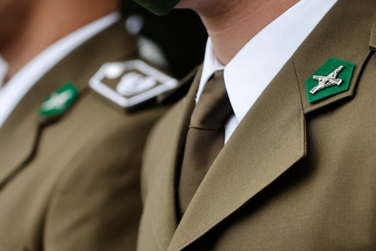 Revocan arresto domiciliario de excarabineros investigados por presuntos vínculos con banda dedicada al robo de camiones