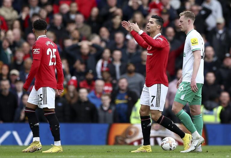 Propietarios del Manchester United exploran la posibilidad de vender el club