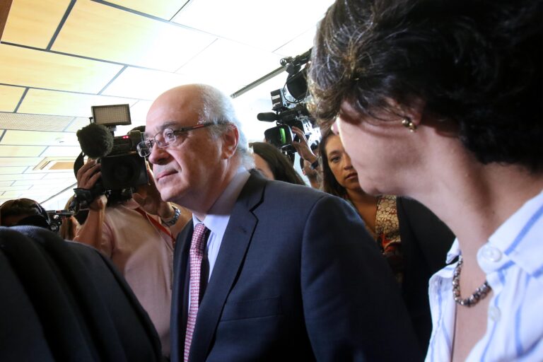 Decretan prohibición de ingreso a Clínica Las Condes a oncólogo Manuel Álvarez, imputado por abusos sexuales a pacientes