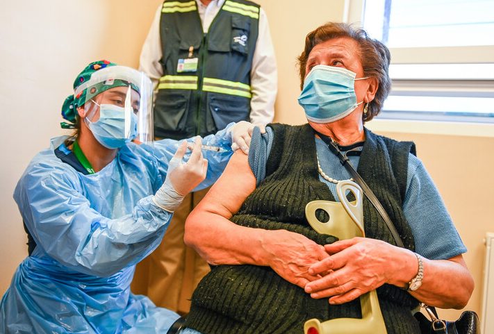 Mayores de 80 años comenzarán a ser inmunizados con la vacuna bivalente: Revisa aquí el calendario