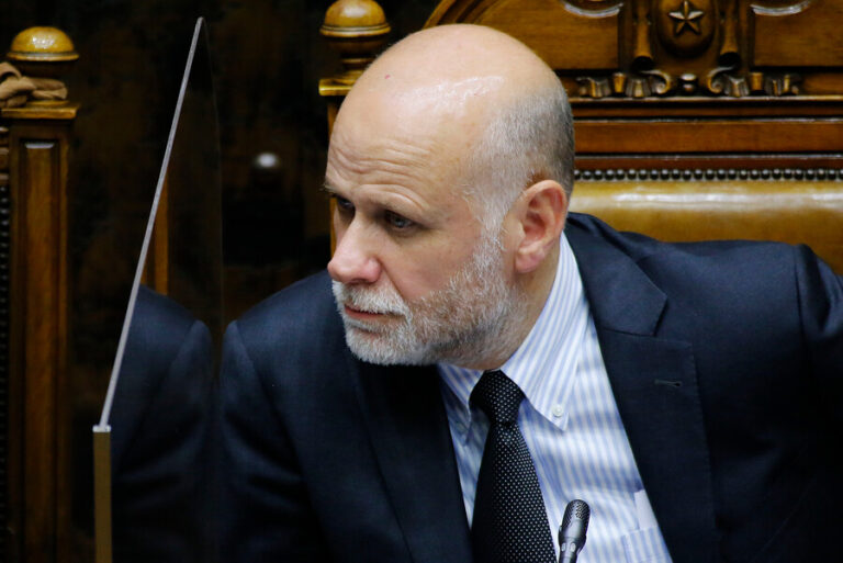 Elizalde pidió dejar la sala del Senado para hacer 