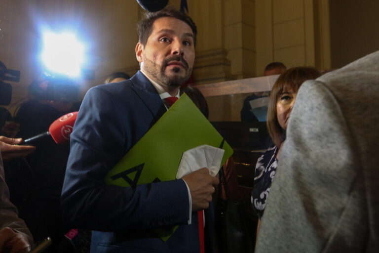 Gobierno se querella contra 