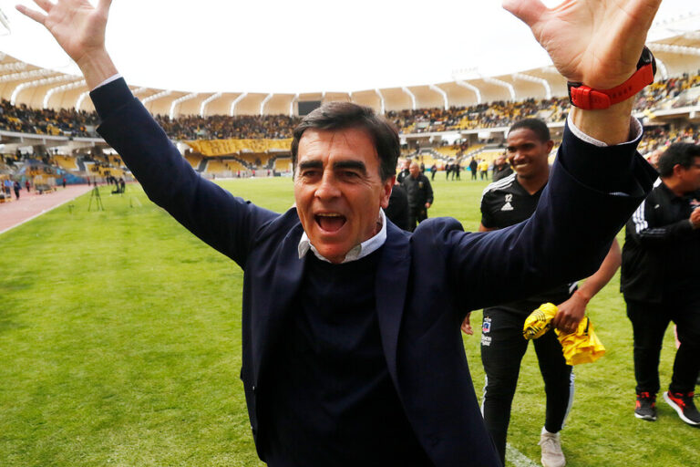 Gustavo Quinteros ahondó en su continuidad al mando de Colo Colo y la posible salida de Gabriel Suazo