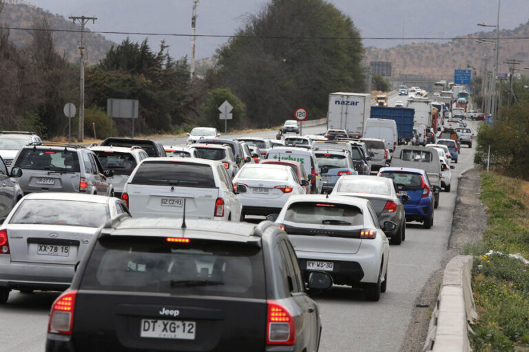 Fin de semana XL: 298 mil vehículos salieron de Santiago y se han registrado 407 accidentes
