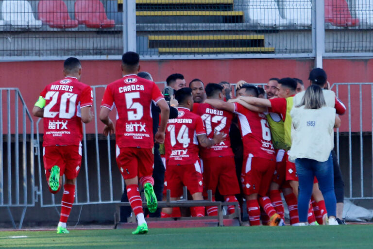 Ñublense puso un pie en fase de grupos de Copa Libertadores tras dar vuelta el partido ante Curicó