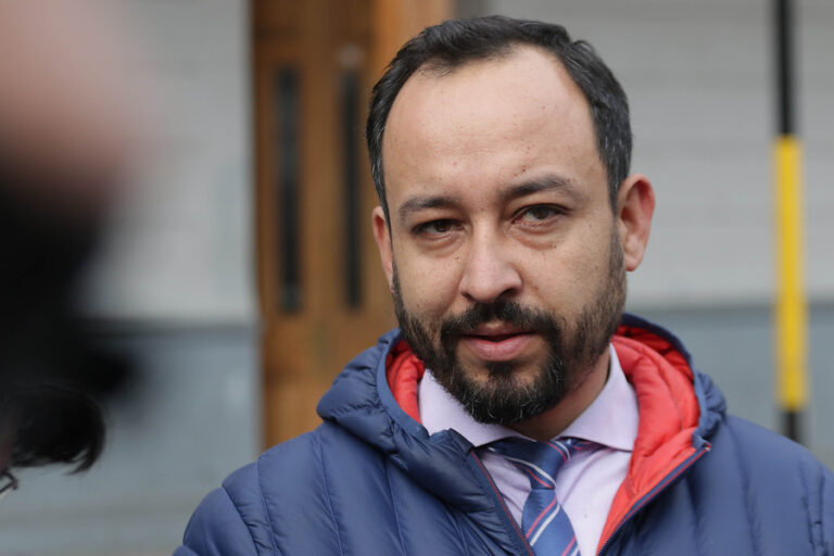 Humberto Garrido, director del Liceo de Aplicación, presentó su renuncia tras solicitud anticipada de la DEM