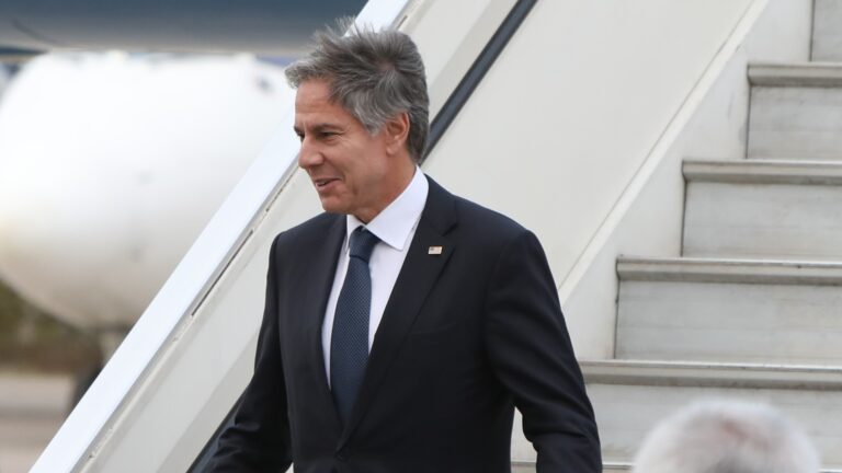 Secretario de Estado de EE.UU. arribó a Chile: Se reunirá con el presidente Boric este miércoles