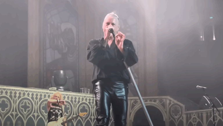 Bruce Dickinson se molestó con fanático que fumó marihuana en pleno concierto