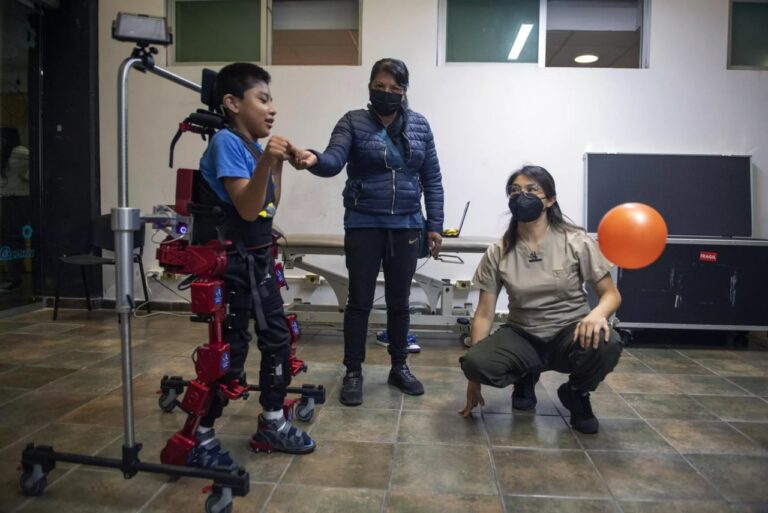 Exoesqueleto robótico permite a niño de 8 años con parálisis cerebral caminar: “Es una alegría para él”